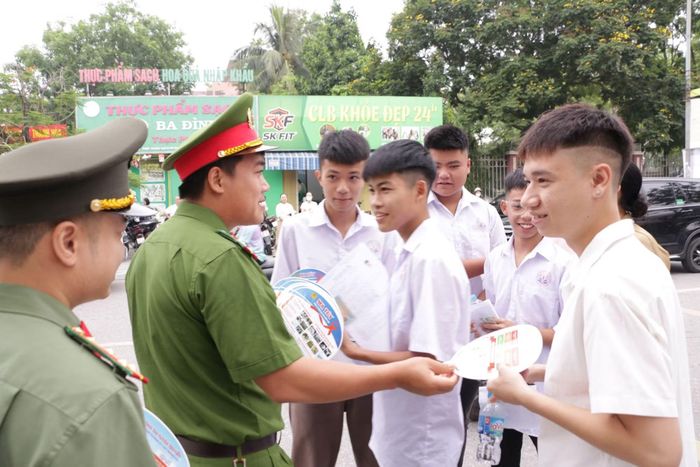 Đoàn viên Thanh niên Công an tỉnh Thanh Hóa có mặt tại các điểm thi từ sớm hỗ trợ thí sinh kỳ thi tốt nghiệp THPT 2026.