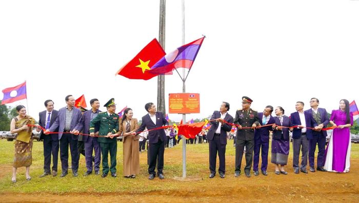 Mô hình kết nghĩa bản – bản đối biên giúp gắn kết tình nghĩa giao hảo đồng bào hai bên biên giới.