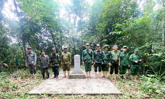 Lực lượng Công an các xã biên giới thường xuyên phối hợp tuần tra đảm bảo an ninh biên giới.