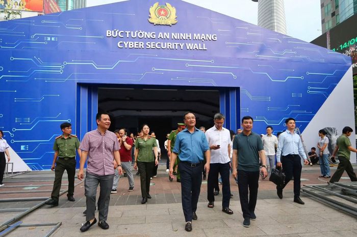 Thứ trưởng Phạm Thế Tùng cùng đoàn công tác trực tiếp đến kiểm tra tiến độ, sơ duyệt công tác thi công và chuẩn bị các hạng mục, công trình phục vụ Chương trình Gala “Tổ quốc bình yên”.