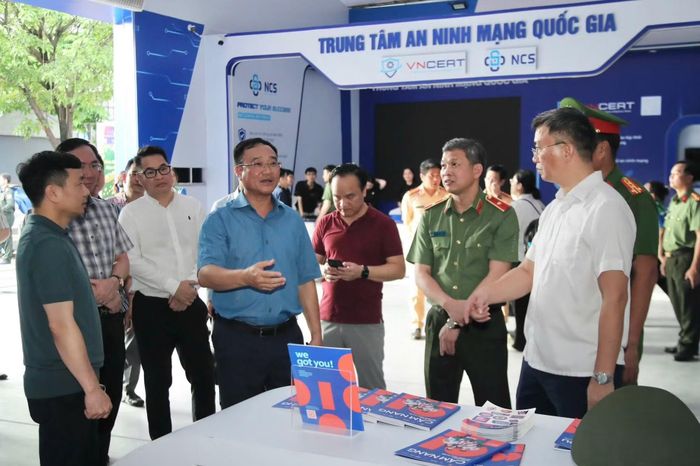 Thứ trưởng Phạm Thế Tùng kiểm tra từng gian hàng, trực tiếp thử nghiệm các hoạt động công nghệ tương tác hiện đại...