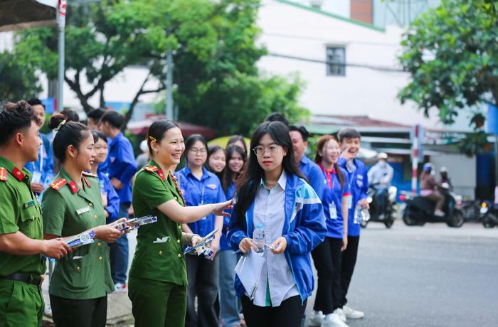 Lực lượng Công an tham gia hỗ trợ, tiếp sức mùa thi tại Lâm Đồng.