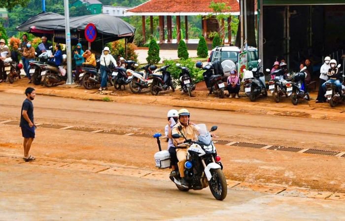 CSGT kịp thời hỗ trợ đưa thí sinh tới điểm thi tại Trường THPT Lê Quý Đôn vào phút chót.