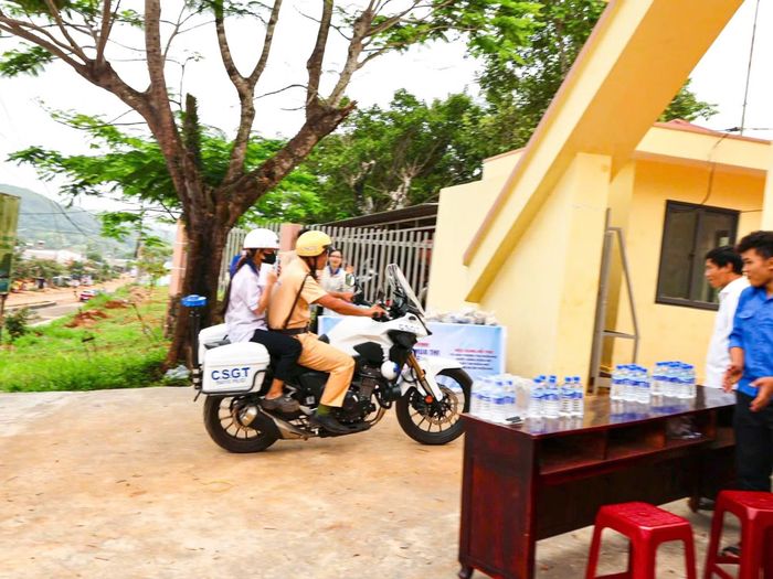 Nhờ sự hỗ trợ kịp thời của lực lượng chức năng, thí sinh đã kịp thời tới điểm thi đúng giờ.