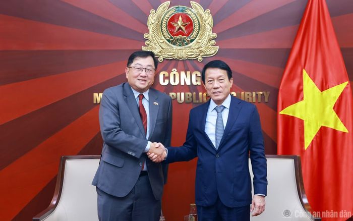 Bộ trưởng Lương Tam Quang chúc mừng Đại sứ Dato' Tan Yang Thai đã hoàn thành tốt đẹp nhiệm kỳ công tác tại Việt Nam.