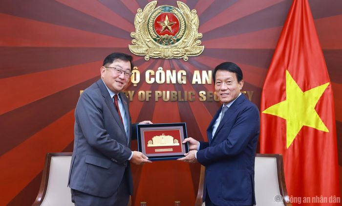 Bộ trưởng Lương Tam Quang tặng quà lưu niệm Đại sứ Dato' Tan Yang Thai.