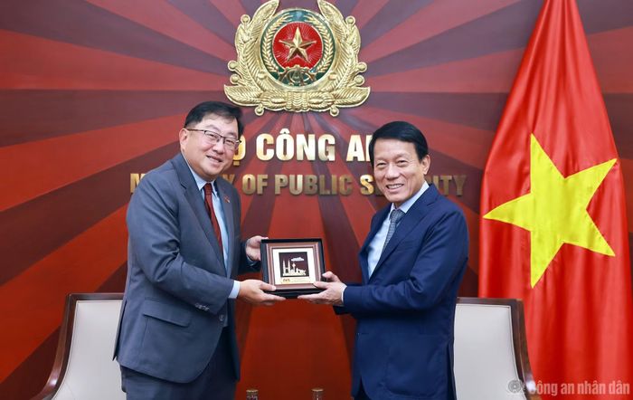 Đại sứ Dato' Tan Yang Thai tặng quà lưu niệm Bộ trưởng Lương Tam Quang.