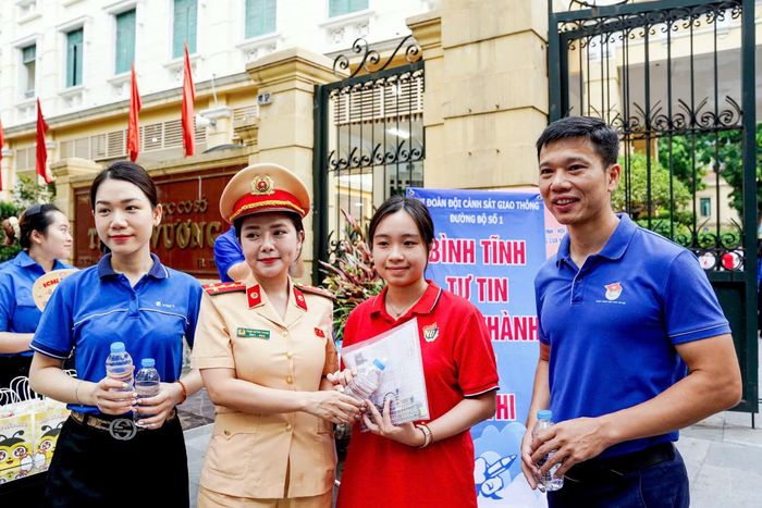 Các sĩ tử được quan tâm động viên trước khi bước vào cuộc đọ sức.