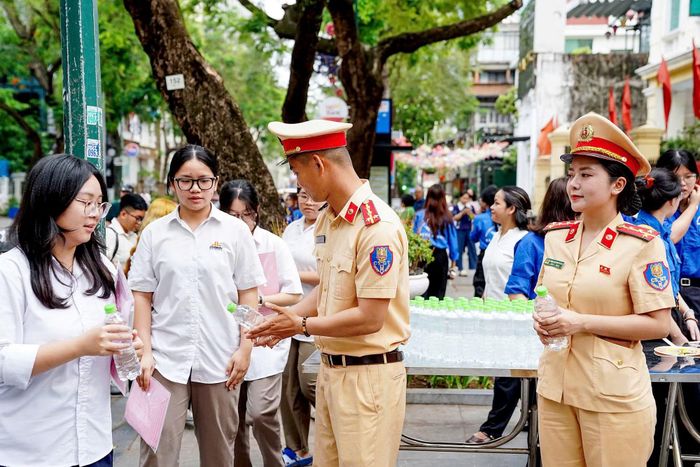 Ngoài thực hiện nhiệm vụ công tác đảm bảo ANTT, TTATGT lực lượng chức năng cũng là những người động viên các thí sinh yên tâm thi cử.