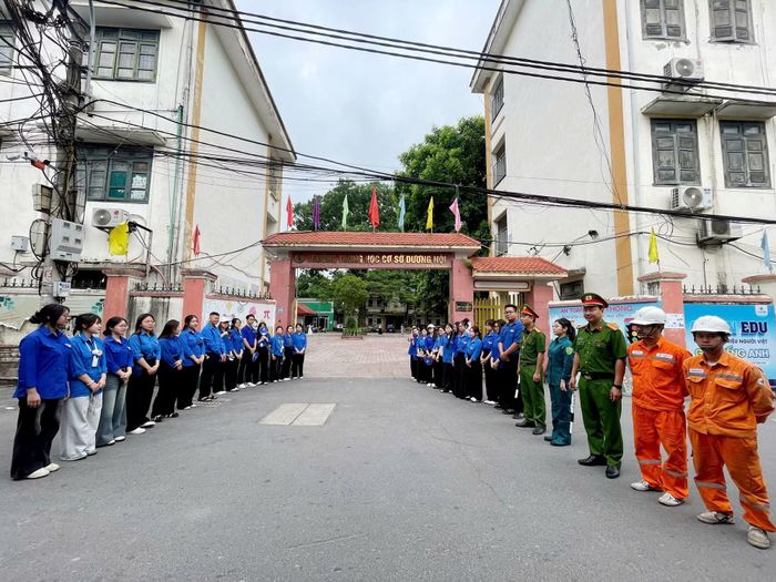 Công an phường Dương Nội phối hợp lực lượng chức năng, đoàn thể bảo vệ kỳ thi.