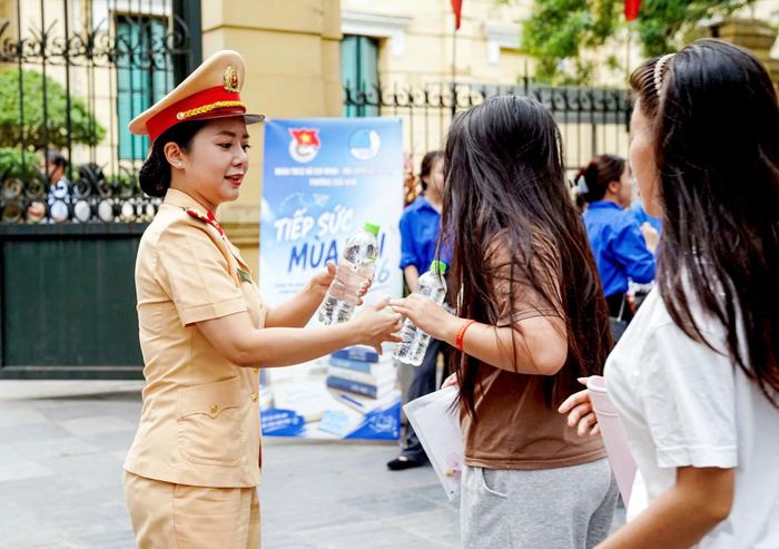 Bóng hồng Cảnh sát giao thông của Công an Hà Nội đảm bảo ANTT, TTATGT cho kỳ thi.