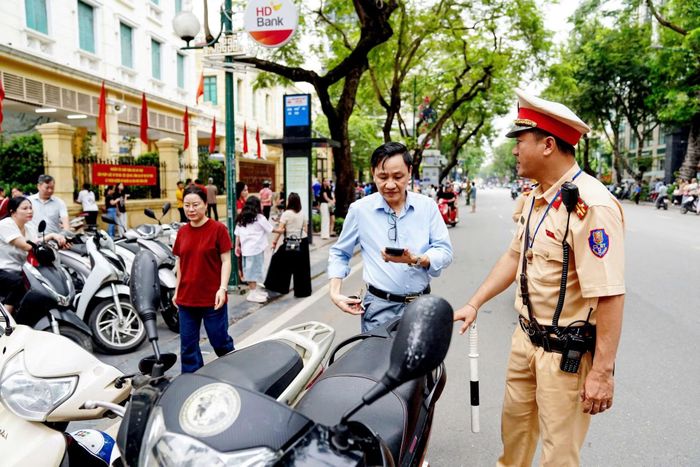 Cảnh sát giao thông nhắc nhở, hướng dẫn phụ huynh di chuyển phương tiện tránh gây ùn tắc giao thông.