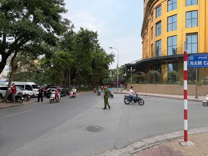 Ngay từ sáng sớm, lực lượng Công an phường Giảng Võ đã triển khai kế hoạch bảo vệ kỳ thi.