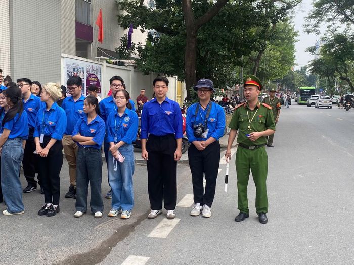 Công an phường Giảng Võ phối hợp lực lượng chức năng, đoàn thể phục vụ kỳ thi.