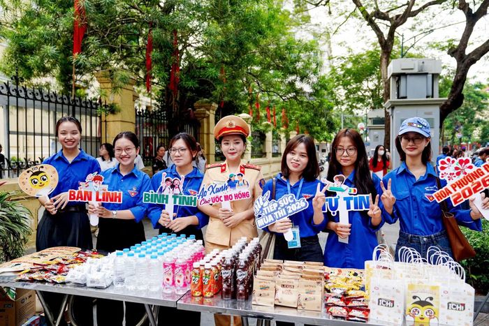 Những nụ cười và lời động viên nhắn nhủ yêu thương đến với các thí sinh.