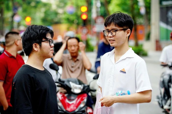 Các thí sinh vui vẻ trao đổi lại kiến thức và chúc nhau thi tốt.