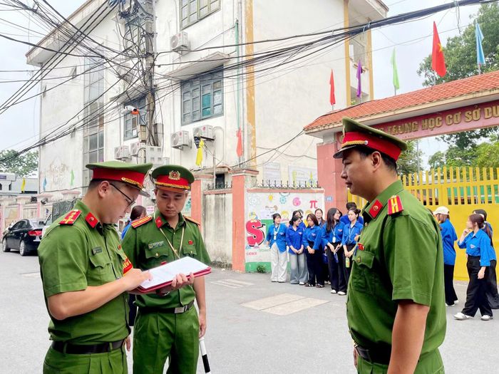 Công an phường Dương Nội hội ý triển khai kế hoạch.