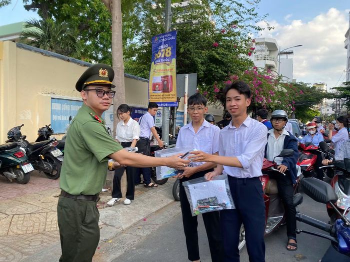 Thí sinh cảm nhận niềm vui khi được CBCS Công an tỉnh Khánh Hòa trao tặng nước uống tại điểm thi.