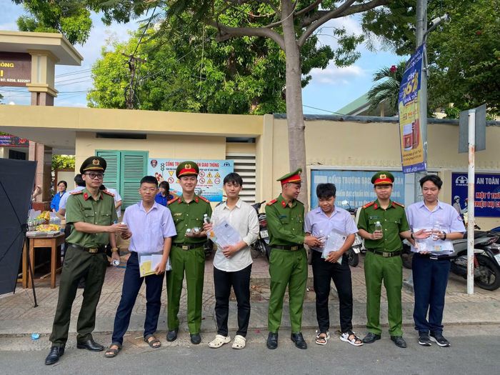 CBCS Công an tỉnh Khánh Hòa động viên các thí sinh trước khi bước vào điểm thi.