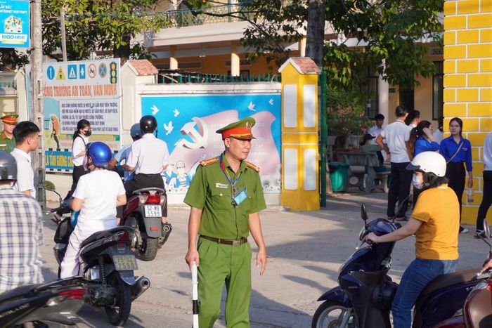 Công an tỉnh Khánh Hòa đảm bảo hướng dẫn các bậc phụ huynh đảm bảo an toàn giao thông khi đưa thí sinh đến điểm thi.