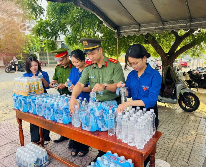Đoàn viên thanh niên Công an tỉnh Khánh Hòa chuẩn bị nước uống trao tặng thí sinh