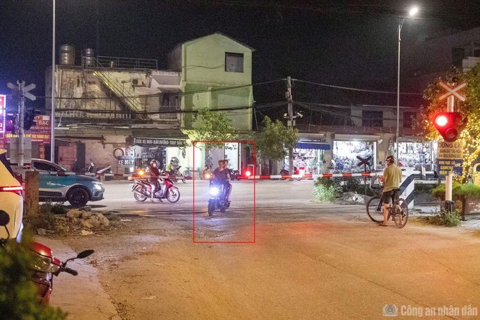 Hơn 20h tối 10/6, có không ít người điều khiển xe máy liên tiếp lách qua rào chắn, bất chấp tàu hỏa đang đến gần.