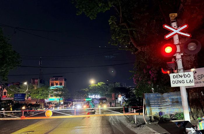 Đường ngang dân sinh giữa Quốc lộ 1A - đường tỉnh 70 (đoạn ga Văn Điển, Hà Nội) cũng thường xuyên xảy ra tình trạng người điều khiển xe máy cố vượt qua rào chắn tàu.