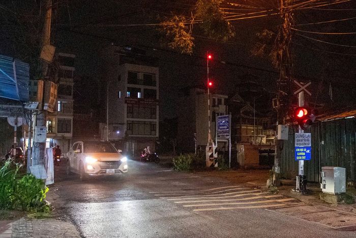 Không lâu sau đó đến lượt một chiếc ô tô cũng có hành vi vi phạm tương tự. Chỉ vài chục giây sau, đoàn tàu lao qua với tốc độ cao. Chứng kiến cảnh tượng này, nhiều người không khỏi giật mình bởi nếu xảy ra va chạm, hậu quả sẽ vô cùng nghiêm trọng.