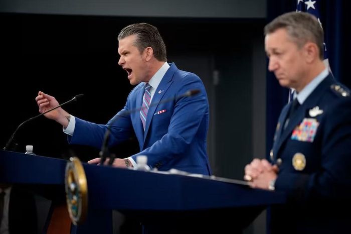 Bộ trưởng Hegseth đưa ra những tuyên bố cứng rắn liên quan đến việc Mỹ không kích Iran. Ảnh minh họa Defense News/Getty Images.