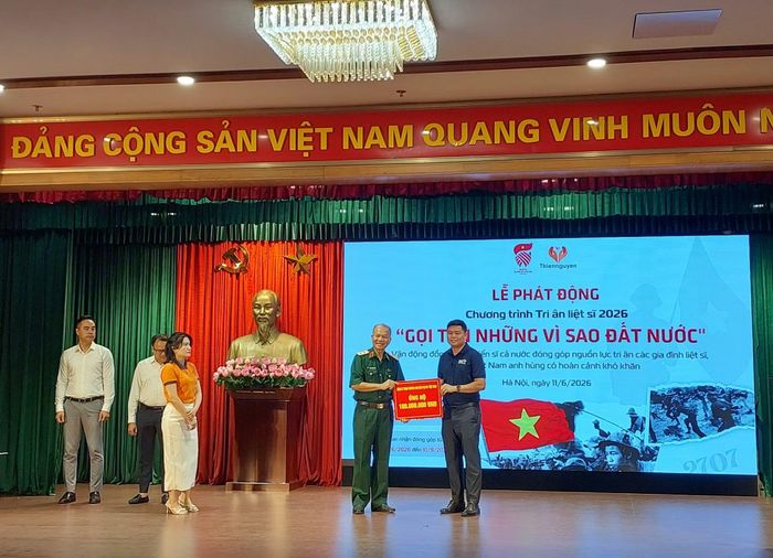 Các nhà hảo tâm ủng hộ trực tiếp tại lễ phát động.
