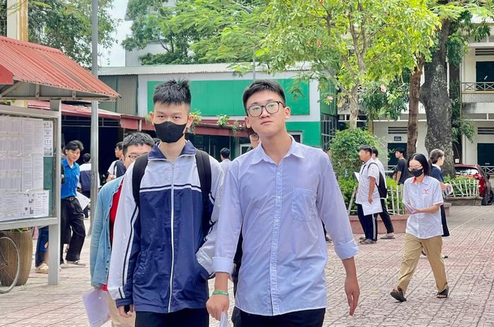 Thí sinh Hà Nội hoàn thành bài thi môn Ngữ văn, môn thi đầu tiên trong Kỳ thi tốt nghiệp THPT 2026.
