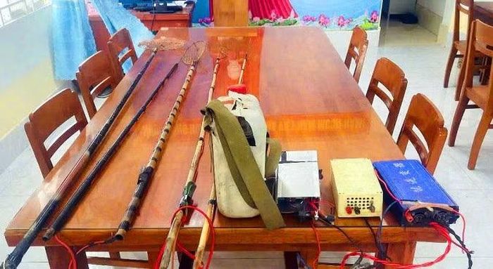 Công cụ kích điện mà Công an phường Mỹ Thới tiếp nhận từ người dân giao nộp.