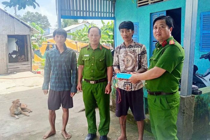 Công an xã U Minh Thượng tuyên truyền, vận động người dân giao nộp công cụ kích điện.