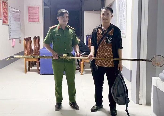 Người dân đến Công an xã An Cư giao nộp công cụ kích điện.
