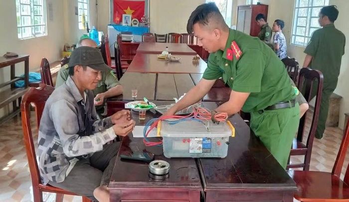 Qua tuyên truyền, nhiều trường hợp mang bộ công cụ kích điện đến Công an xã U Minh Thượng giao nộp.