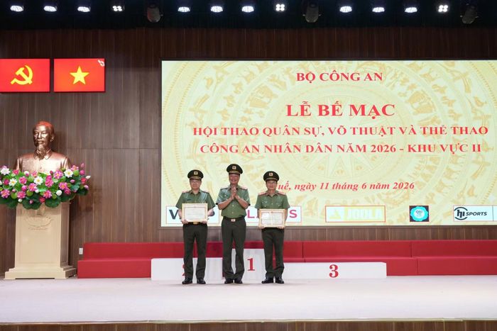 Thiếu tướng Lê Hồng Hiệp trao Bằng khen của Bộ trưởng Bộ Công an tặng Giám đốc Công an TP Huế Thiếu tướng Nguyễn Thanh Tuấn và Phó Giám đốc Công an TP Huế Dương Văn Thoan.