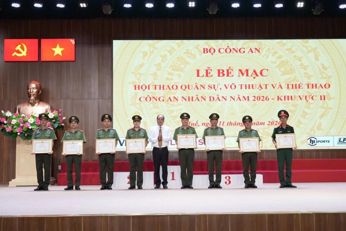Phó Chủ tịch UBND TP Huế Nguyễn Văn Mạnh trao Bằng khen của UBND TP Huế tặng các tập thể, cá nhân.