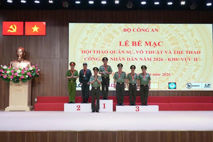 Thiếu tướng Lê Hồng Hiệp trao thưởng nội dung "Chỉ huy võ thuật" cho các cá nhân xuất sắc.
