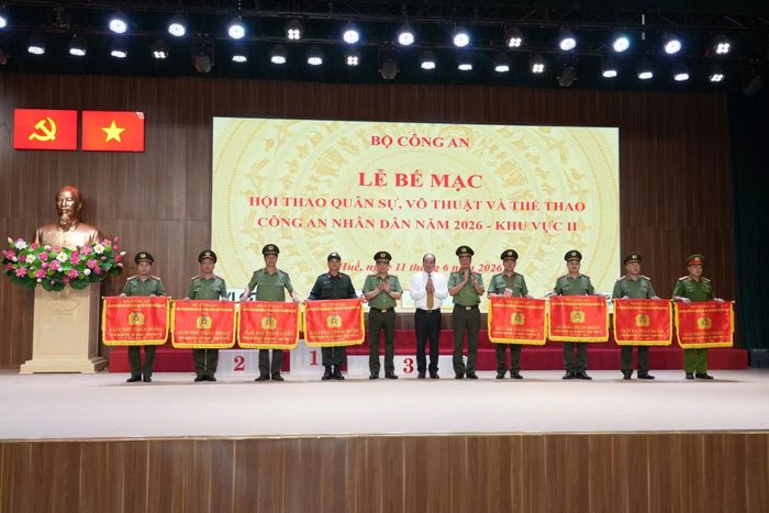 Lễ trao giải các đội đoạt giải Nhất, giải Nhì và giải Ba.