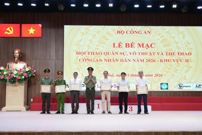 Thiếu tướng Lê Hồng Hiệp trao Bằng khen của Bộ Công an tặng các tập thể và cá nhân có thành tích trong công tác tham gia tổ chức hội thao.