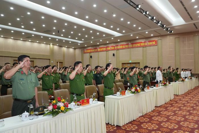 Các đại biểu thực hiện nghi thức Chào cờ tại lễ bế mạc Hội thao.
