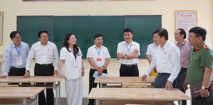 Đồng chí Lê Hồng Vinh - Chủ tịch UBND tỉnh Quảng Trị cùng lãnh đạo các sở, ngành liên quan kiểm tra công tác thi tốt nghiệp THPT tại điểm thi Trường Dân tộc nội trú tỉnh Quảng Trị.