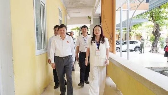 Đồng chí Lê Hồng Vinh - Chủ tịch UBND tỉnh Quảng Trị cùng lãnh đạo sở Giáo dục và Đào tạo tỉnh Quảng Trị kiểm tra các điểm thi tốt nghiệp THPT năm 2026 trên địa bàn tỉnh Quảng Trị.