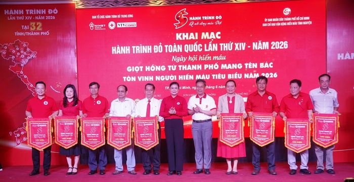 Ban tổ chức trao Kỷ niệm chương “Vì sự nghiệp nhân đạo” và tôn vinh các cá nhân hiến máu tiêu biểu...