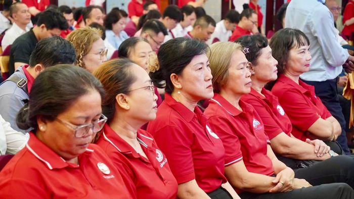 Các vị lãnh đạo và đại biểu tham dự chương trình.