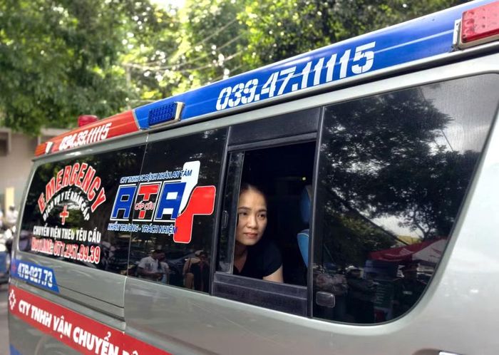 Mẹ của thí sinh Lê Huỳnh Thiên Trang hồi hộp chờ đợi con làm bài thi trong chiếc xe cứu thương.