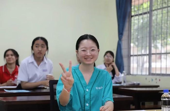 Dù mới mổ ruột thừa nhưng thí sinh Trần Huyền Trân vẫn đến phòng thi để không bỏ lỡ kỳ thi.