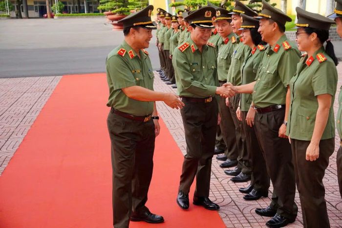 Cán bộ, giảng viên Trường Đại học ANND chào đón Thứ trưởng Lê Quốc Hùng đến thăm và làm việc.