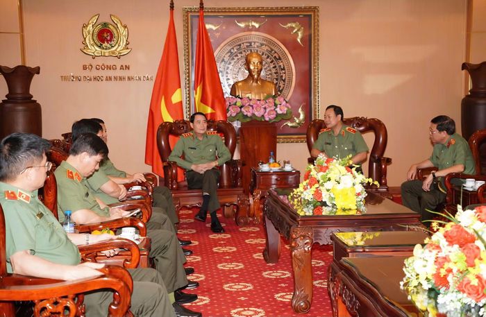 Thứ trưởng Lê Quốc Hùng thăm hỏi Ban giám hiệu trường Đại học ANND.