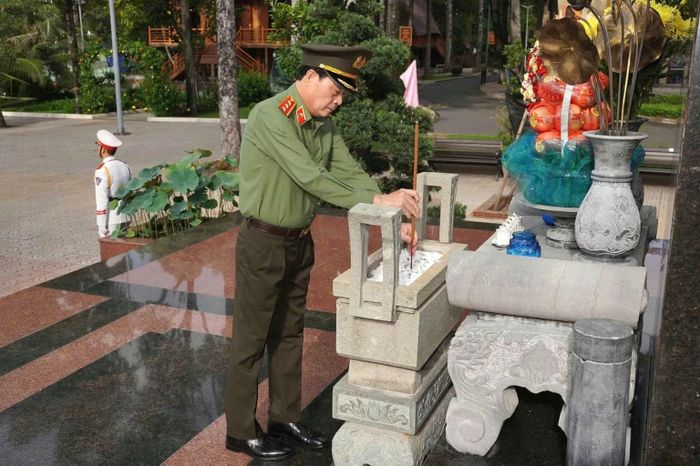 Thứ trưởng Lê Quốc Hùng dâng hương Chủ tịch Hồ Chí Minh.